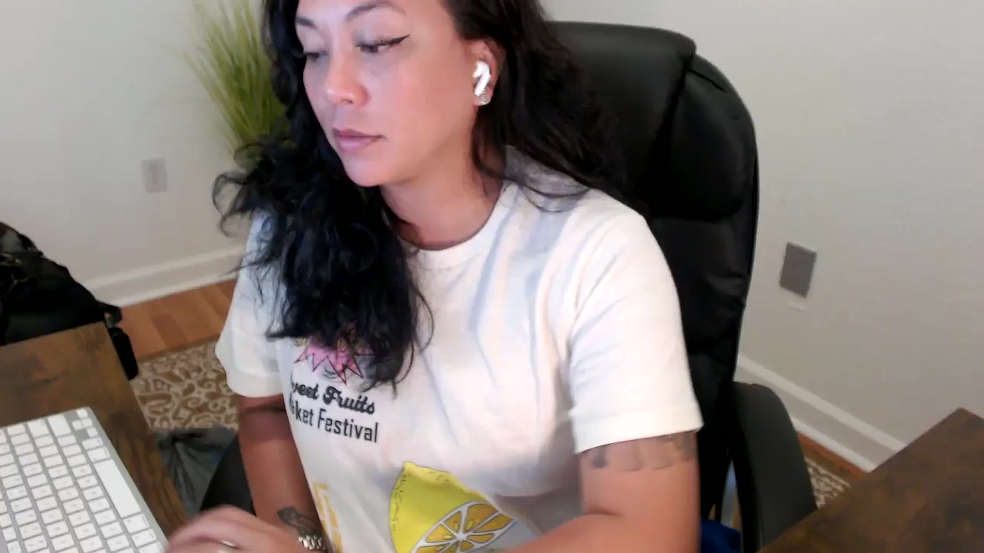 Gallery image thumbnail from MickaylaStar's myfreecams stream on, 05/12/2025, 20:17 image 16 of 20