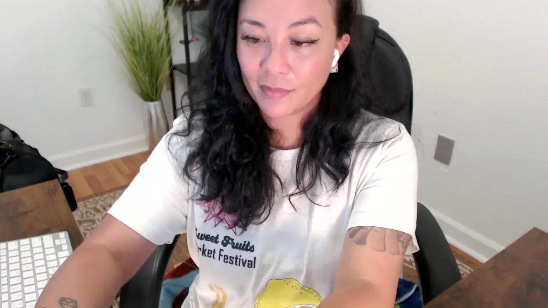 Gallery image thumbnail from MickaylaStar's myfreecams stream on, 05/12/2025, 20:17 image 1 of 20