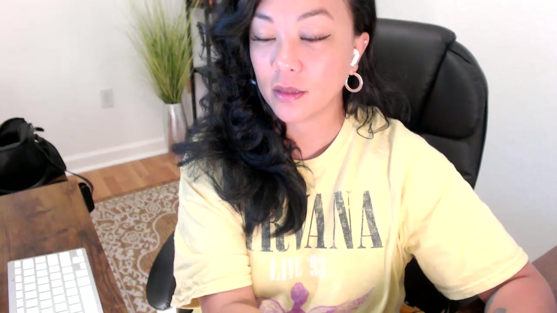 Gallery image thumbnail from MickaylaStar's myfreecams stream on, 05/13/2025, 15:23 image 13 of 20