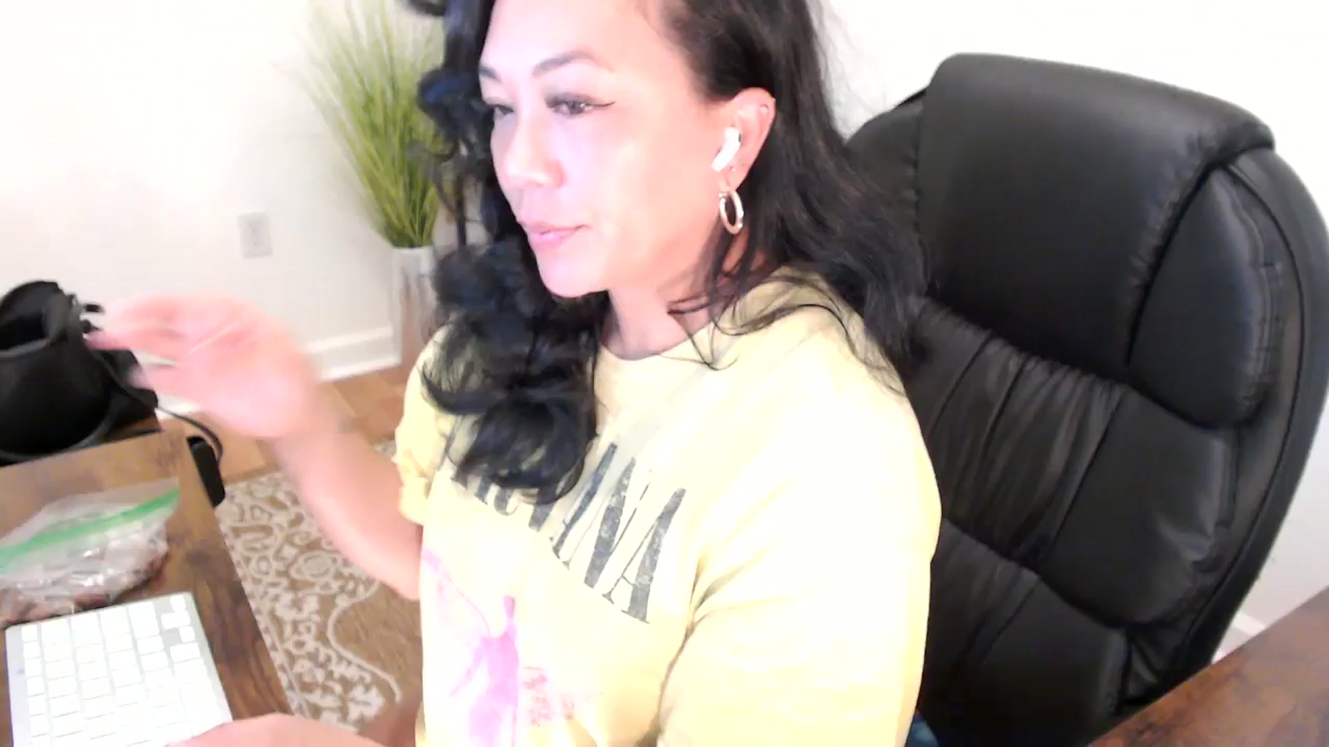 Gallery image thumbnail from MickaylaStar's myfreecams stream on, 05/13/2025, 15:23 image 16 of 20