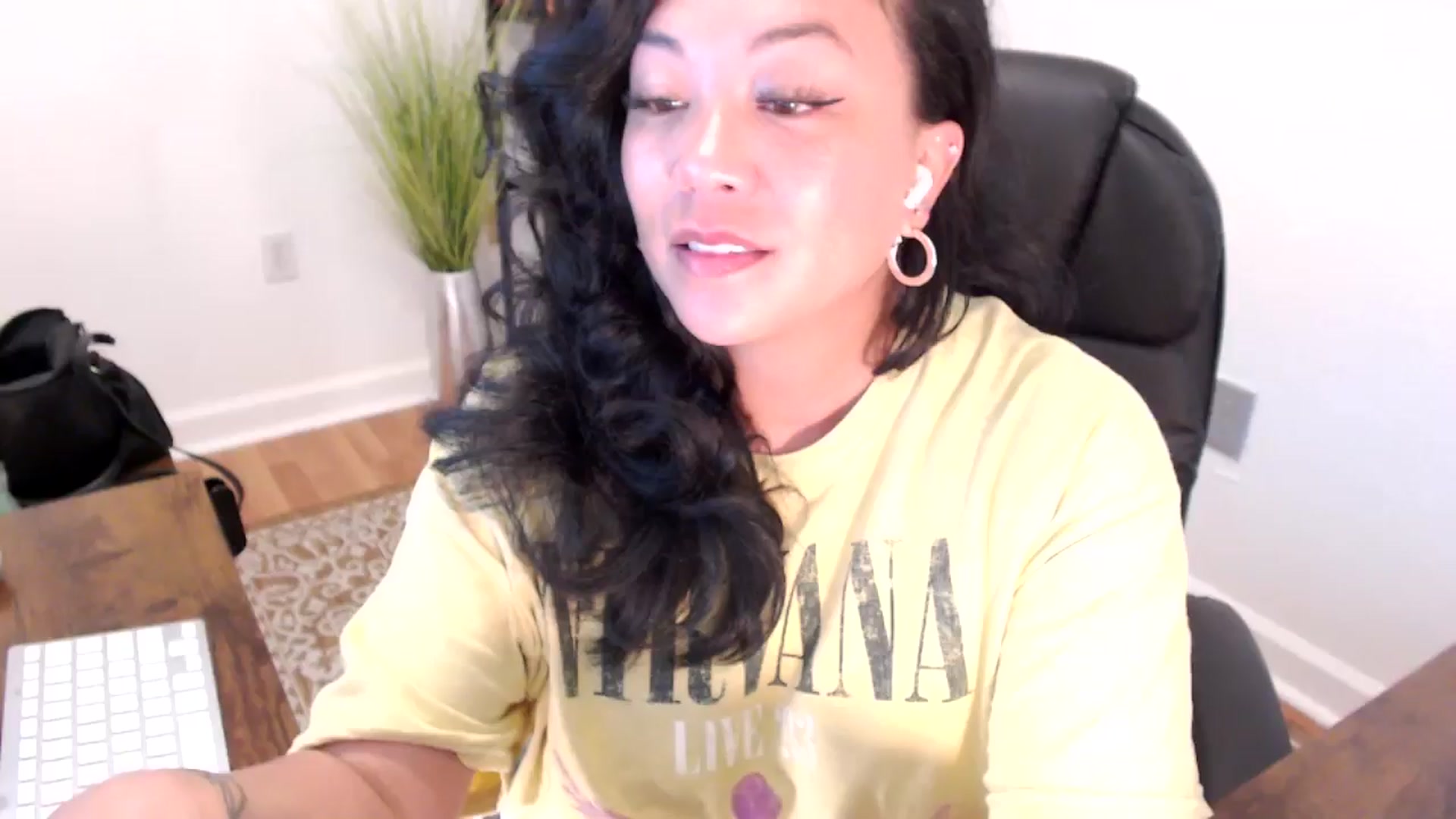 Gallery image thumbnail from MickaylaStar's myfreecams stream on, 05/13/2025, 15:23 image 10 of 20