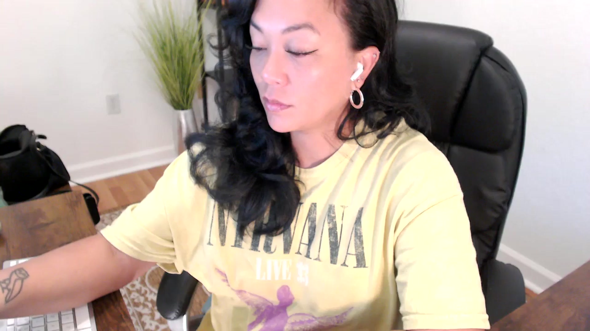 Gallery image thumbnail from MickaylaStar's myfreecams stream on, 05/13/2025, 15:23 image 7 of 20