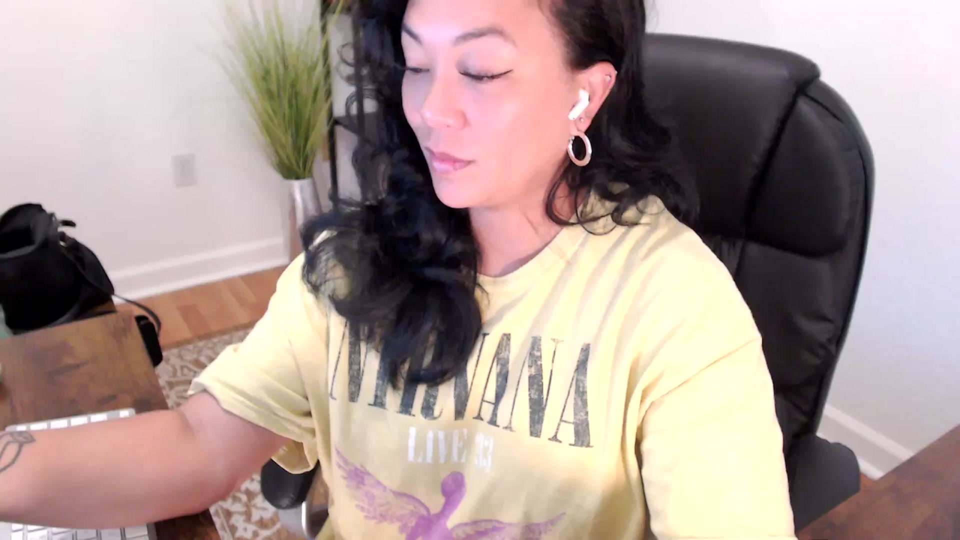 Gallery image thumbnail from MickaylaStar's myfreecams stream on, 05/13/2025, 15:23 image 6 of 20