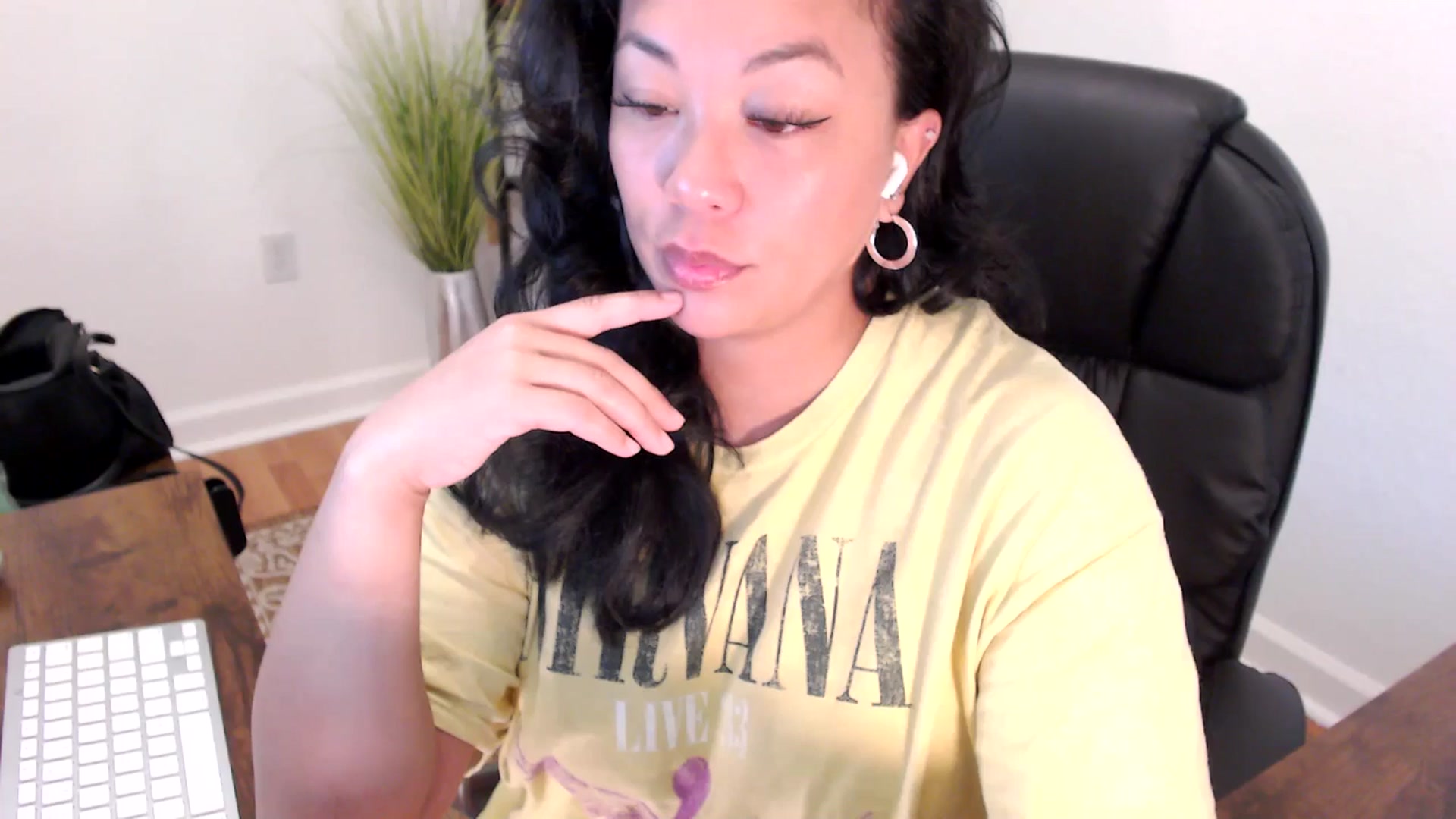 Gallery image thumbnail from MickaylaStar's myfreecams stream on, 05/13/2025, 15:23 image 5 of 20