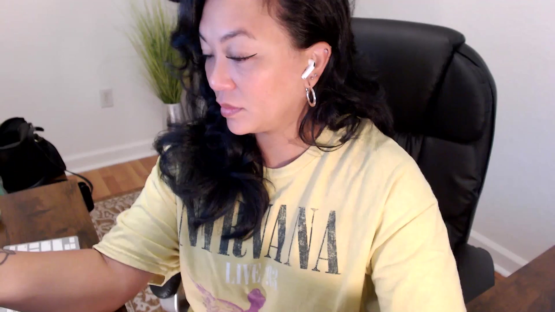 Gallery image thumbnail from MickaylaStar's myfreecams stream on, 05/13/2025, 15:23 image 8 of 20