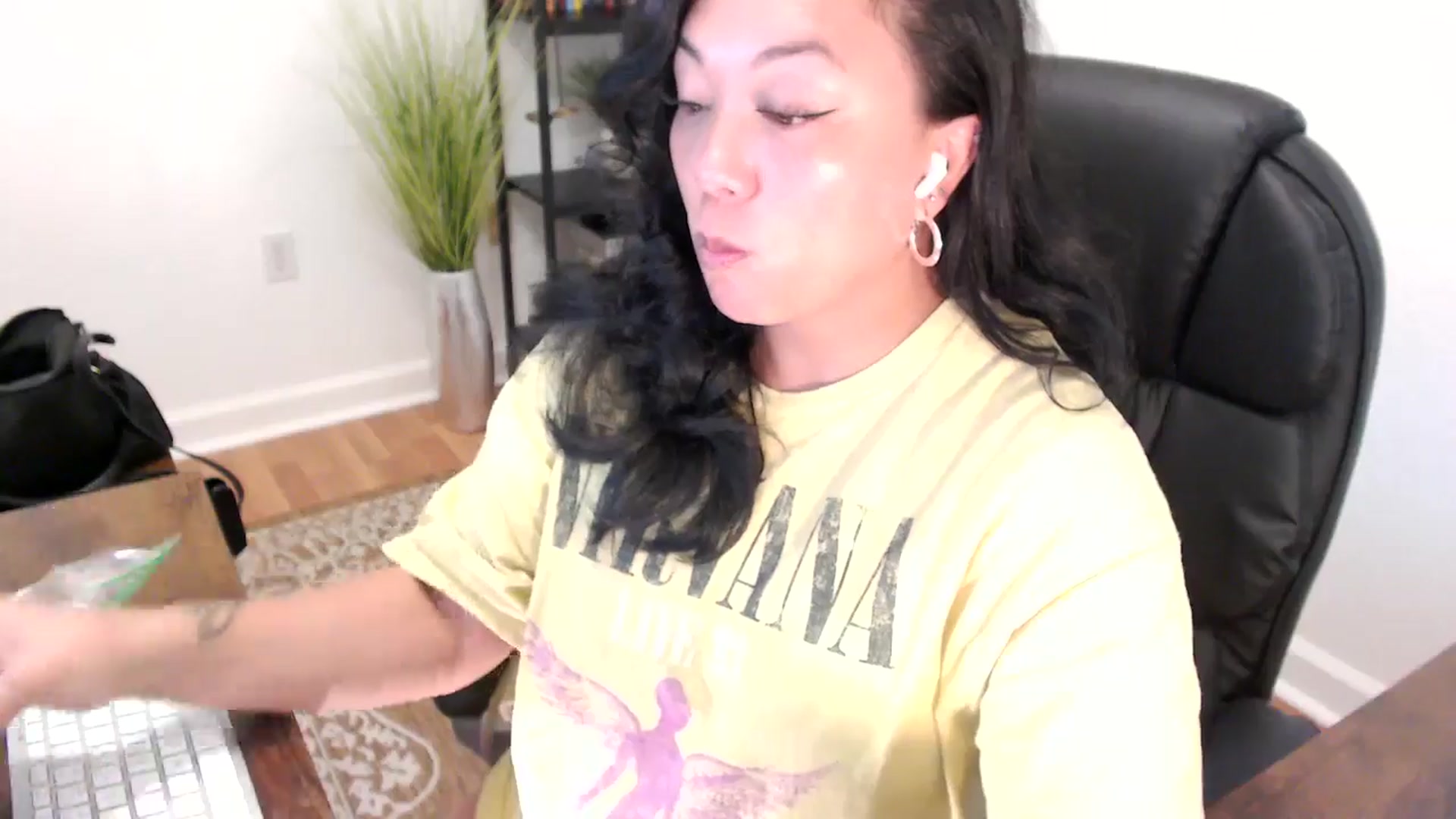 Gallery image thumbnail from MickaylaStar's myfreecams stream on, 05/13/2025, 15:23 image 20 of 20