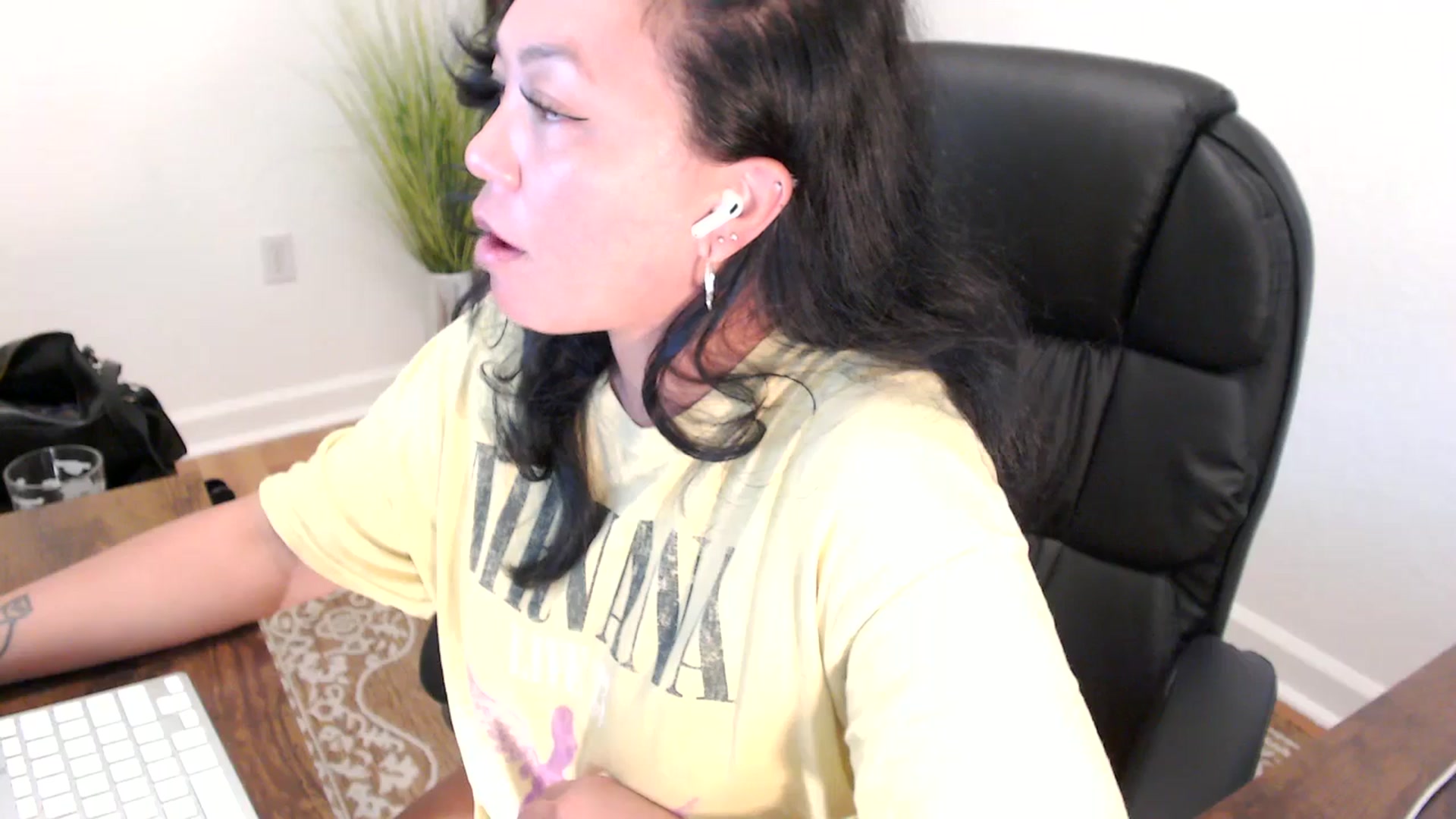 Gallery image thumbnail from MickaylaStar's myfreecams stream on, 05/13/2025, 16:39 image 7 of 20