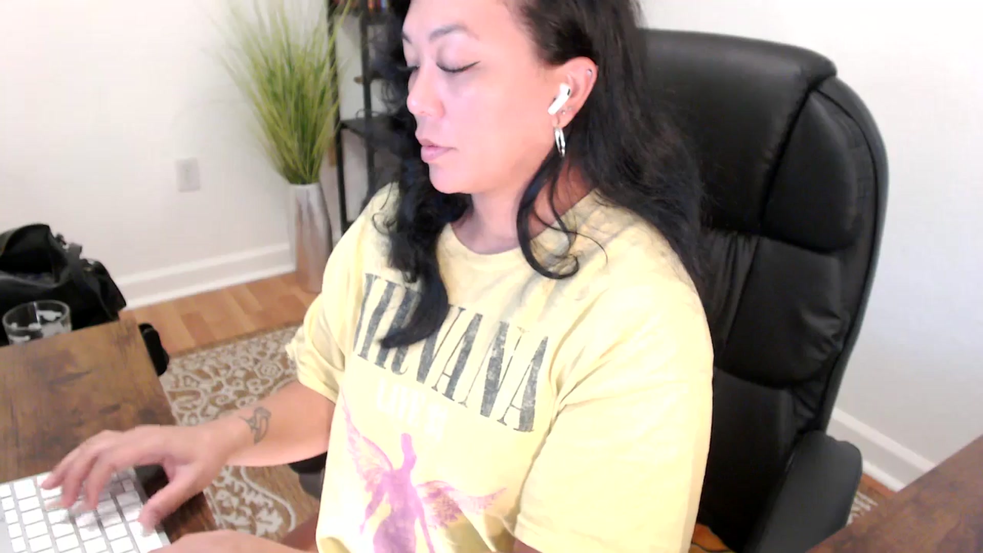 Gallery image thumbnail from MickaylaStar's myfreecams stream on, 05/13/2025, 16:39 image 8 of 20