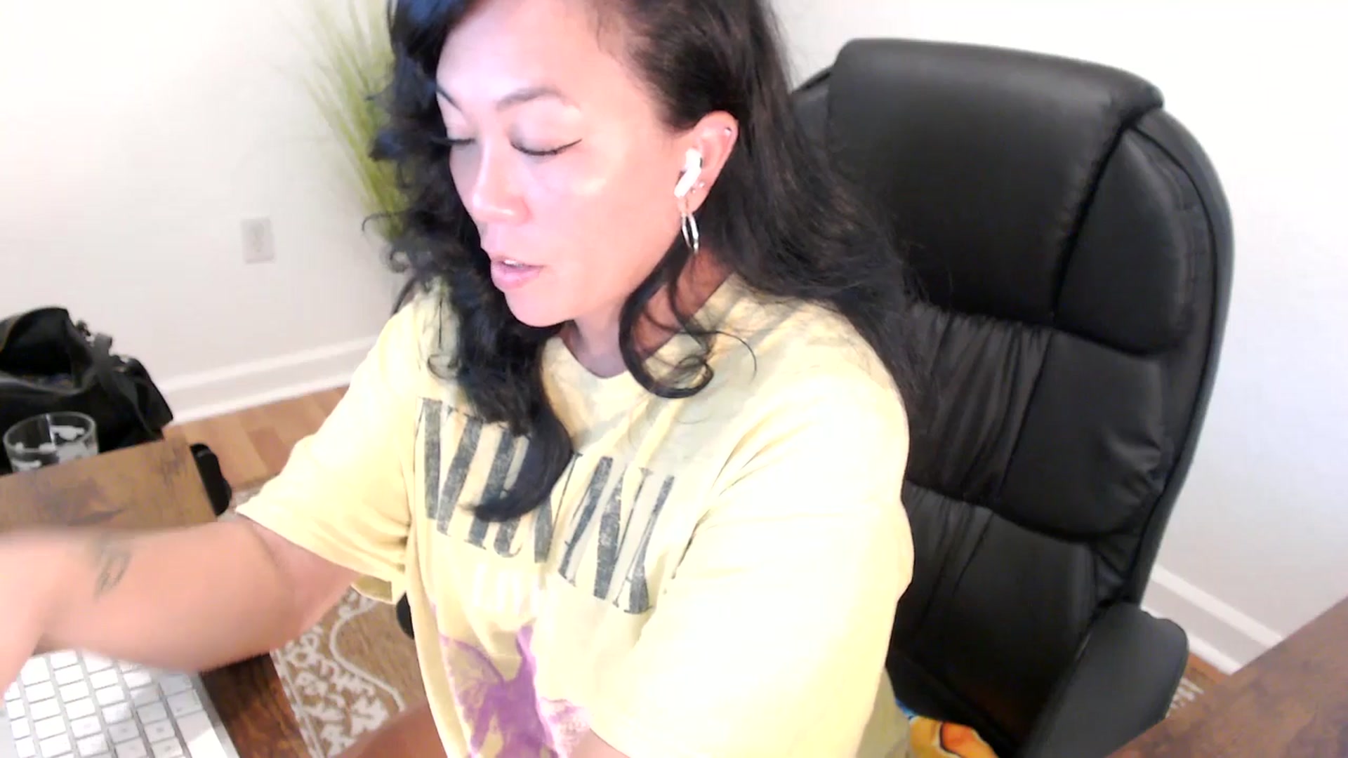 Gallery image thumbnail from MickaylaStar's myfreecams stream on, 05/13/2025, 16:39 image 13 of 20