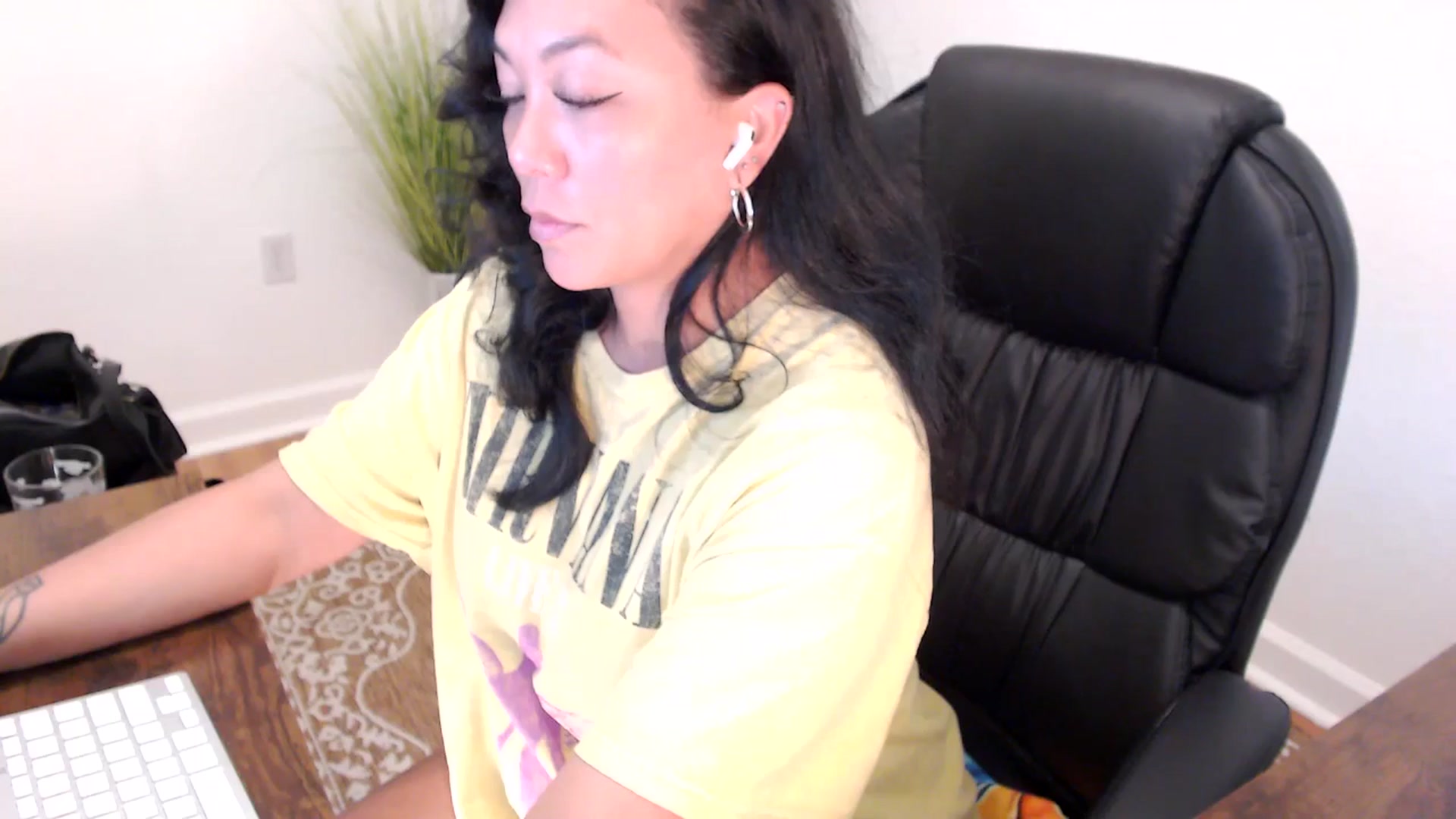 Gallery image thumbnail from MickaylaStar's myfreecams stream on, 05/13/2025, 16:39 image 5 of 20