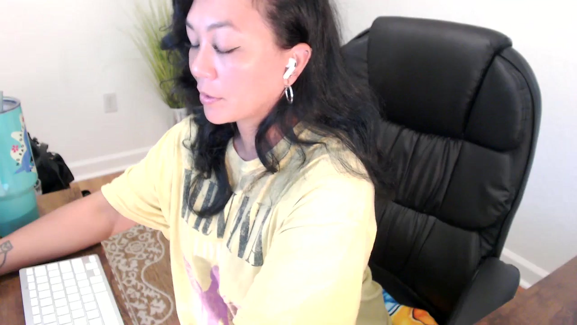 Gallery image thumbnail from MickaylaStar's myfreecams stream on, 05/13/2025, 16:54 image 16 of 20