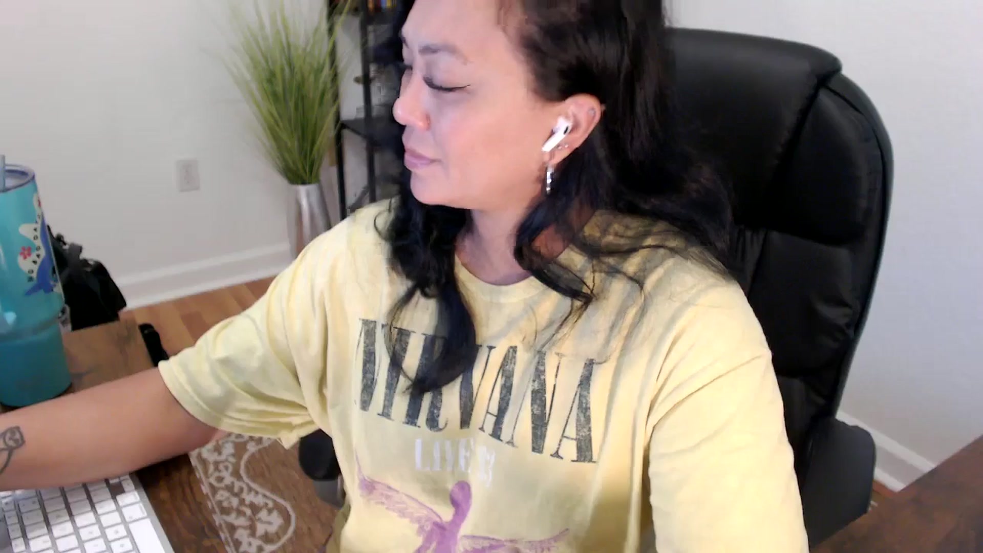 Gallery image thumbnail from MickaylaStar's myfreecams stream on, 05/13/2025, 16:54 image 7 of 20