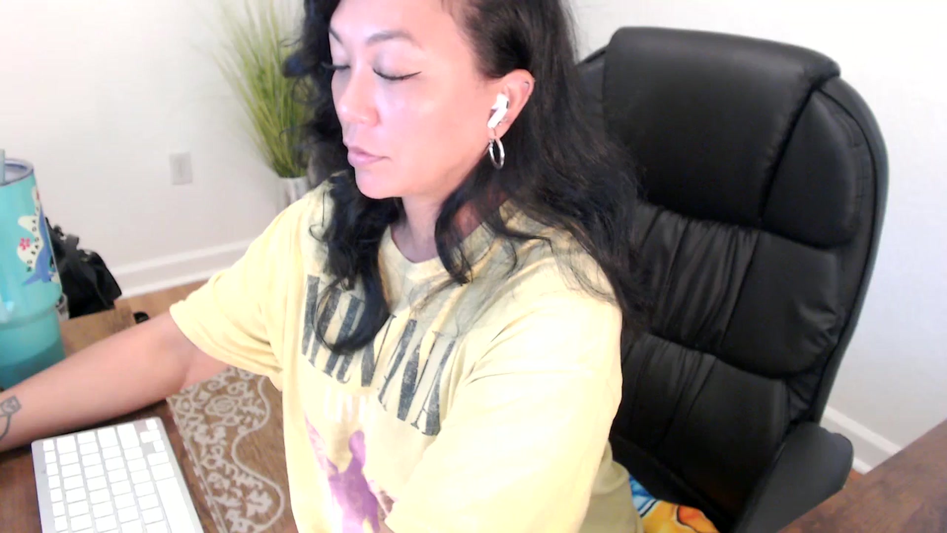 Gallery image thumbnail from MickaylaStar's myfreecams stream on, 05/13/2025, 16:54 image 17 of 20