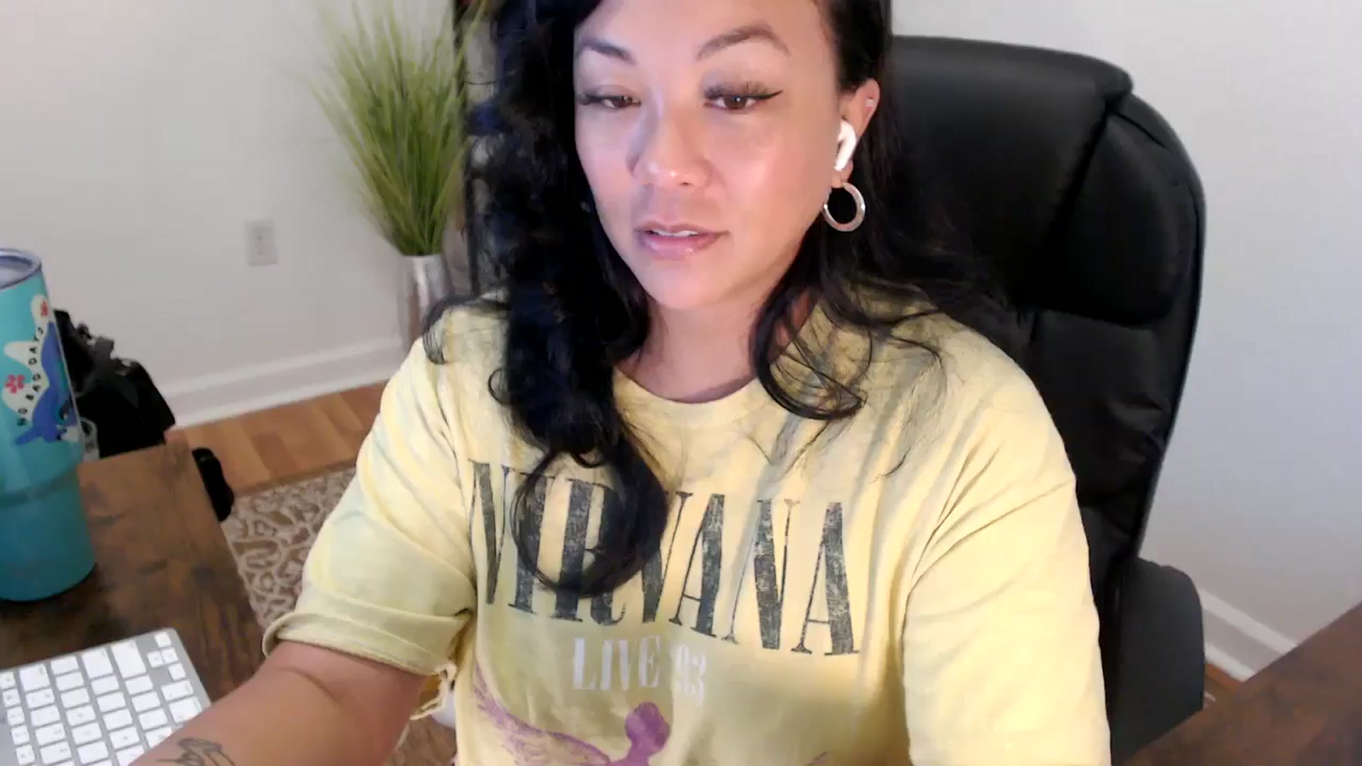 Gallery image thumbnail from MickaylaStar's myfreecams stream on, 05/13/2025, 16:54 image 3 of 20
