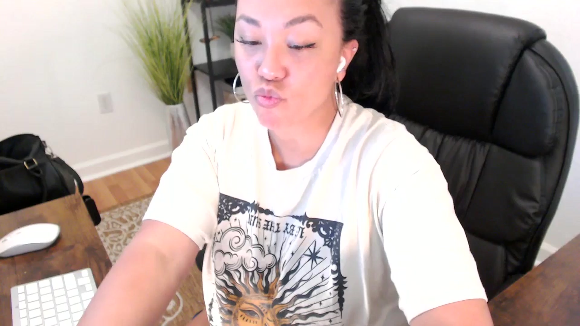 Gallery image thumbnail from MickaylaStar's myfreecams stream on, 05/14/2025, 18:38 image 12 of 20