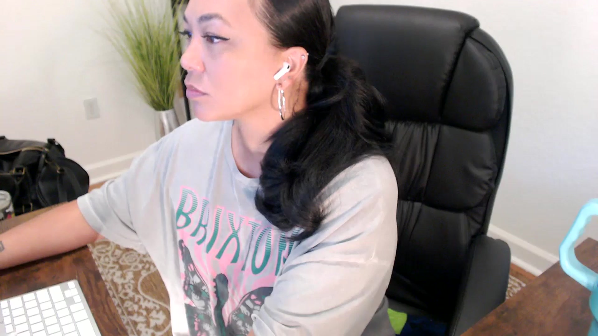 Gallery image thumbnail from MickaylaStar's myfreecams stream on, 05/15/2025, 16:36 image 9 of 20