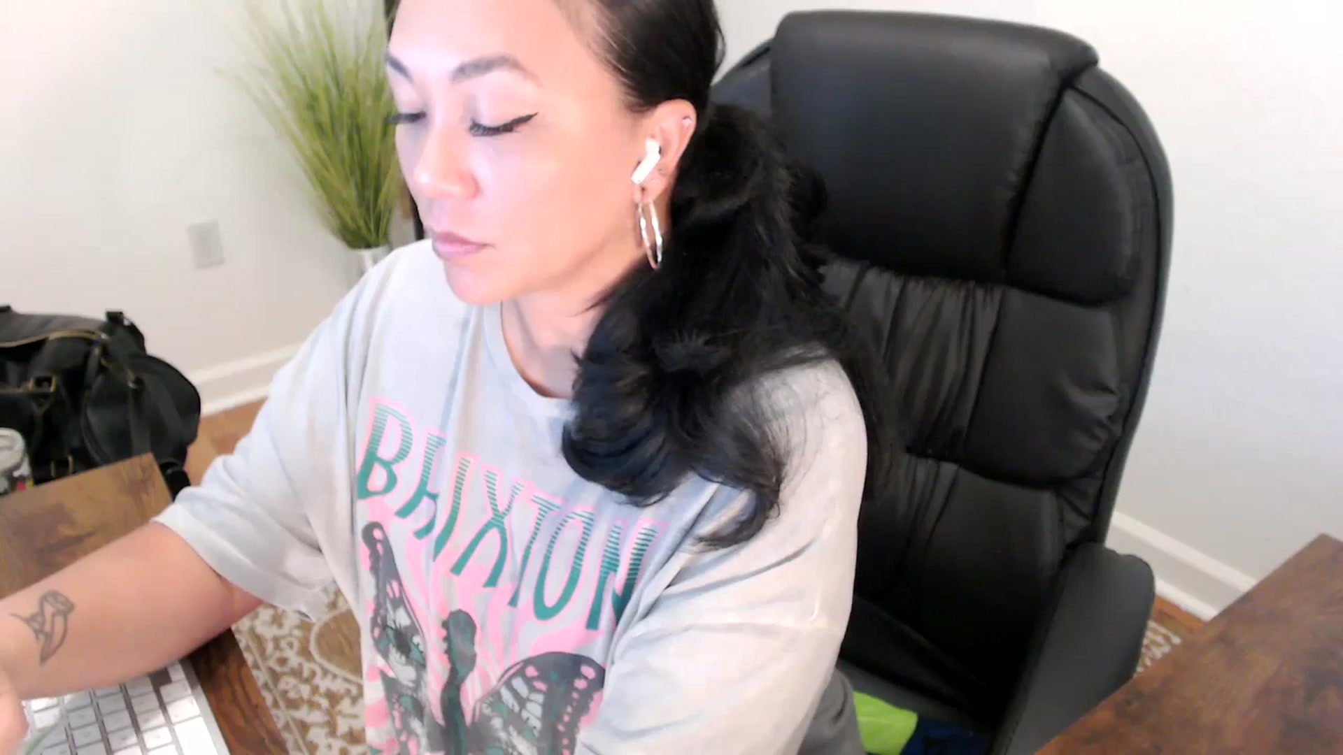 Gallery image thumbnail from MickaylaStar's myfreecams stream on, 05/15/2025, 16:36 image 3 of 20