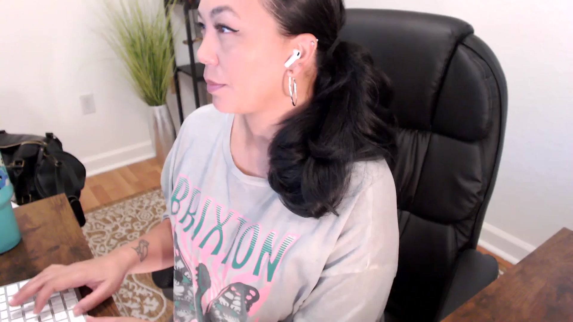 Gallery image thumbnail from MickaylaStar's myfreecams stream on, 05/15/2025, 16:55 image 1 of 20