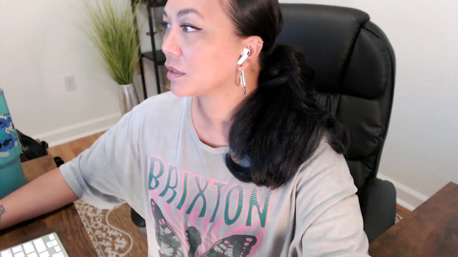 Gallery image thumbnail from MickaylaStar's myfreecams stream on, 05/15/2025, 17:32 image 10 of 20