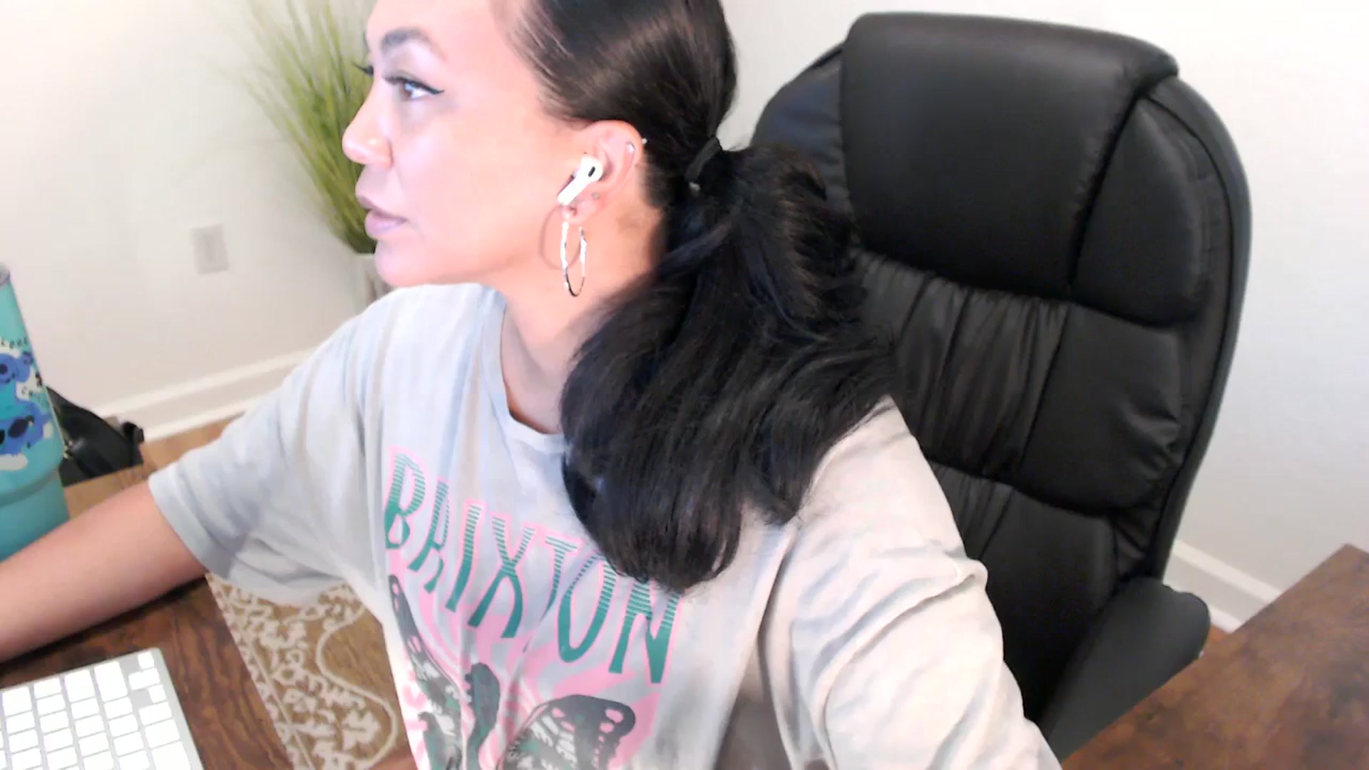 Gallery image thumbnail from MickaylaStar's myfreecams stream on, 05/15/2025, 17:32 image 1 of 20