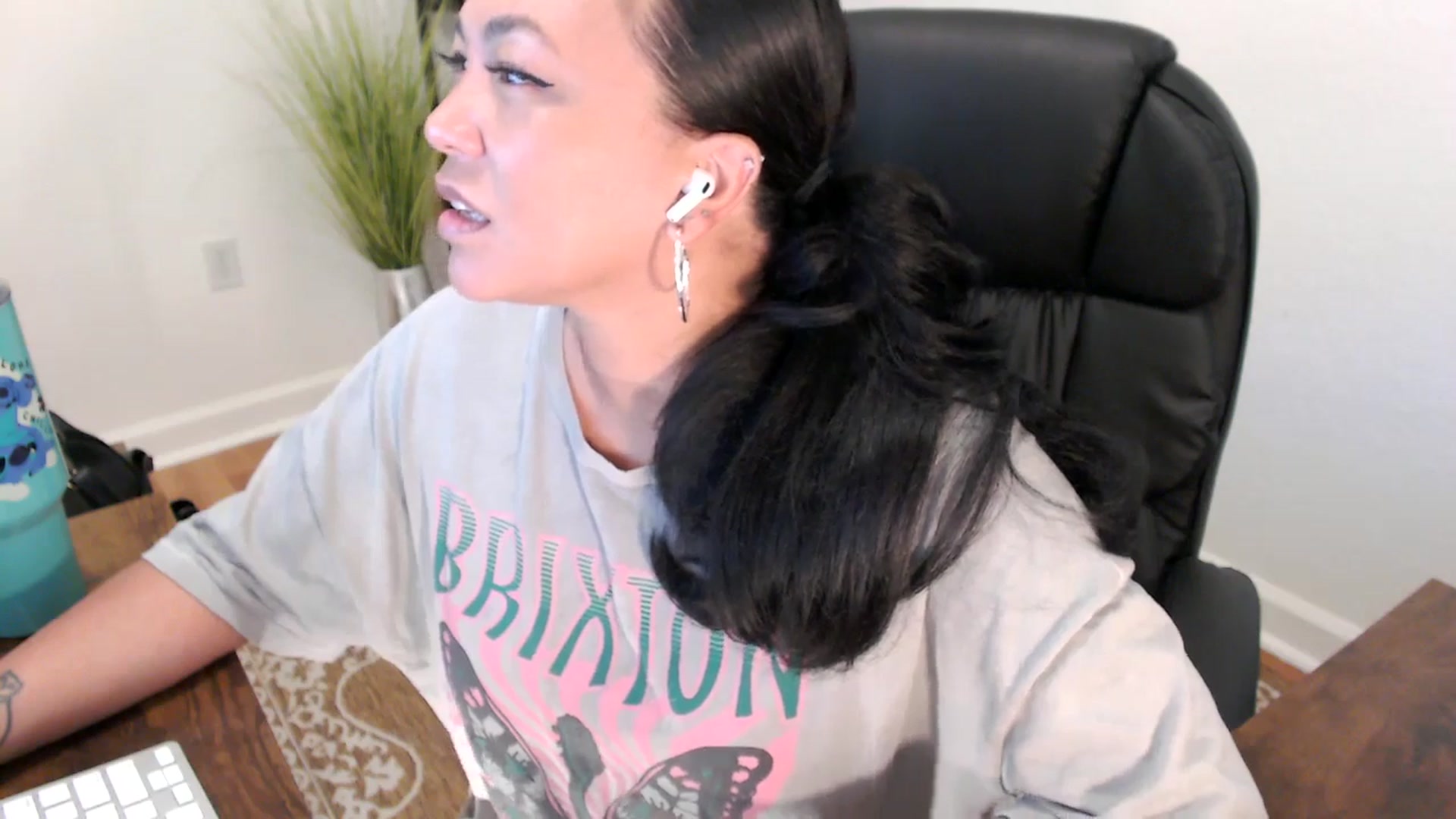 Gallery image thumbnail from MickaylaStar's myfreecams stream on, 05/15/2025, 17:32 image 13 of 20