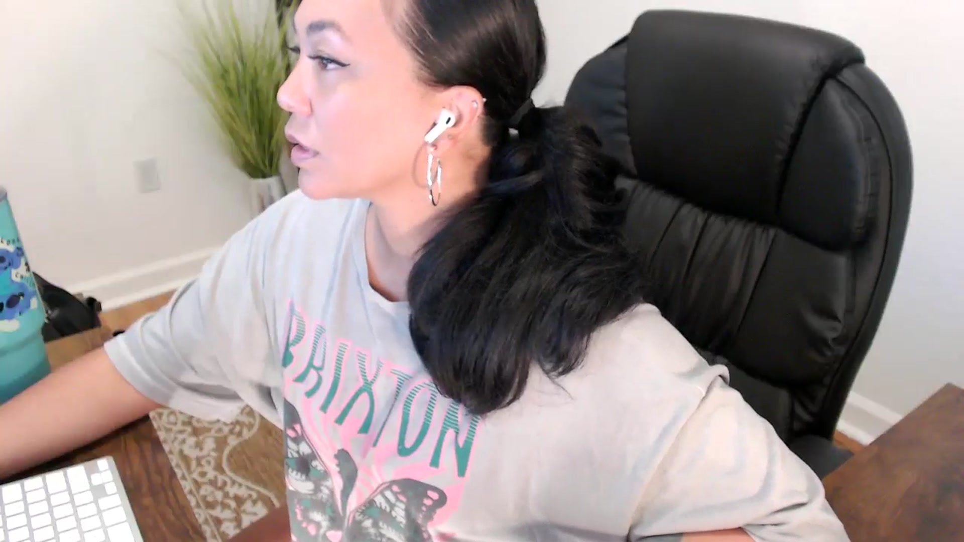 Gallery image thumbnail from MickaylaStar's myfreecams stream on, 05/15/2025, 17:32 image 5 of 20
