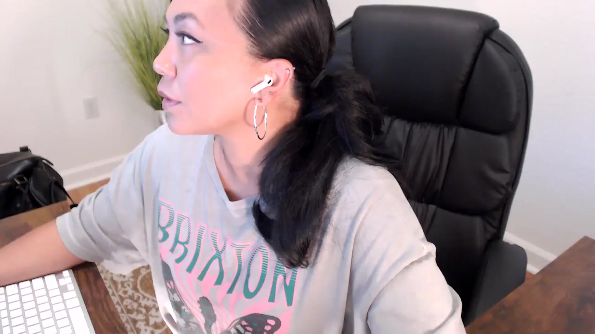 Gallery image thumbnail from MickaylaStar's myfreecams stream on, 05/15/2025, 18:35 image 1 of 20