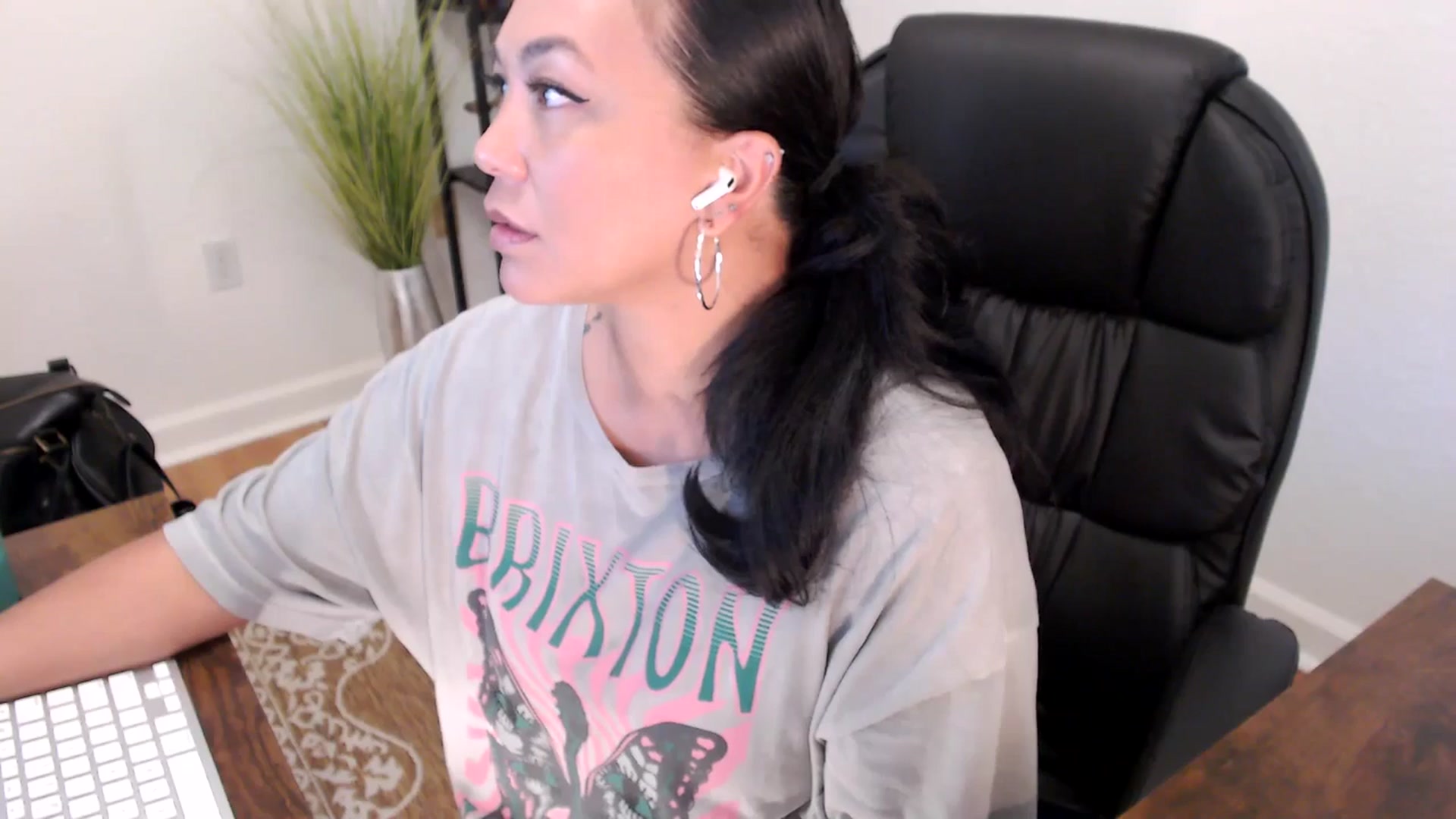 Gallery image thumbnail from MickaylaStar's myfreecams stream on, 05/15/2025, 18:35 image 6 of 20