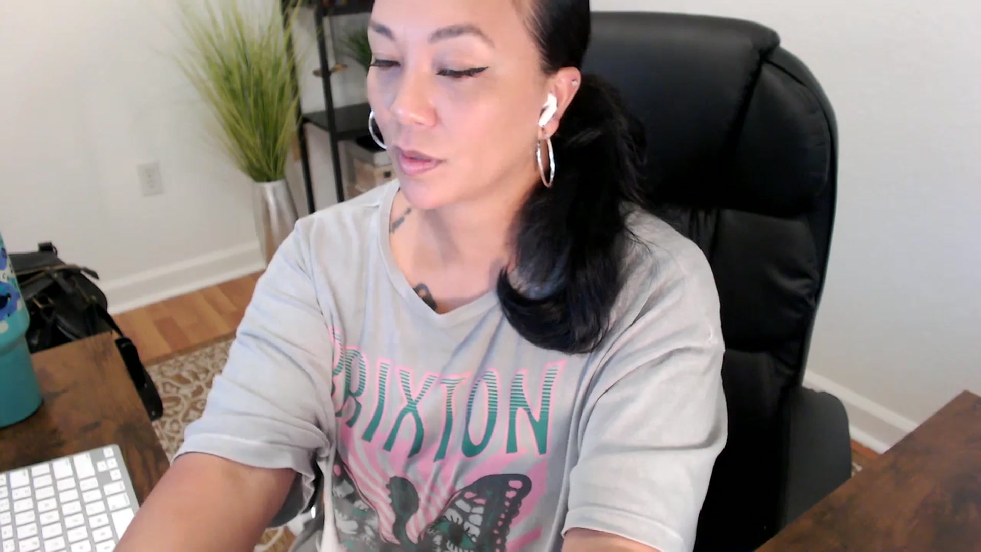 Gallery image thumbnail from MickaylaStar's myfreecams stream on, 05/15/2025, 18:35 image 16 of 20