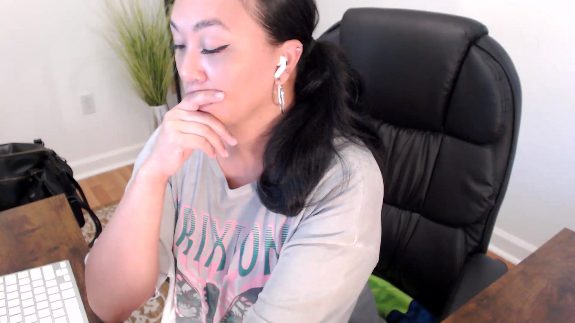 Gallery image thumbnail from MickaylaStar's myfreecams stream on, 05/15/2025, 19:01 image 14 of 20