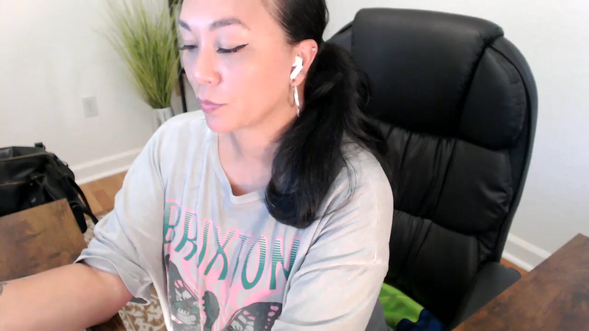Gallery image thumbnail from MickaylaStar's myfreecams stream on, 05/15/2025, 19:01 image 8 of 20