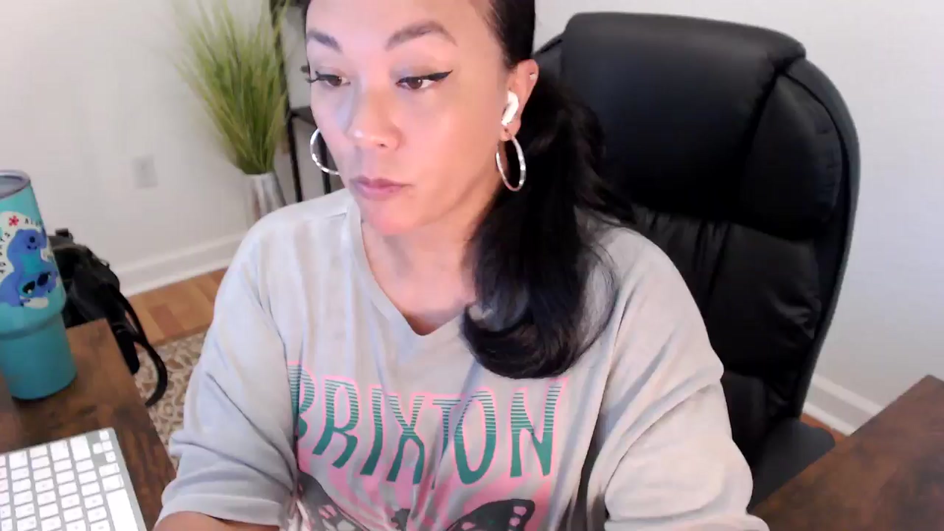 Gallery image thumbnail from MickaylaStar's myfreecams stream on, 05/15/2025, 19:01 image 1 of 20