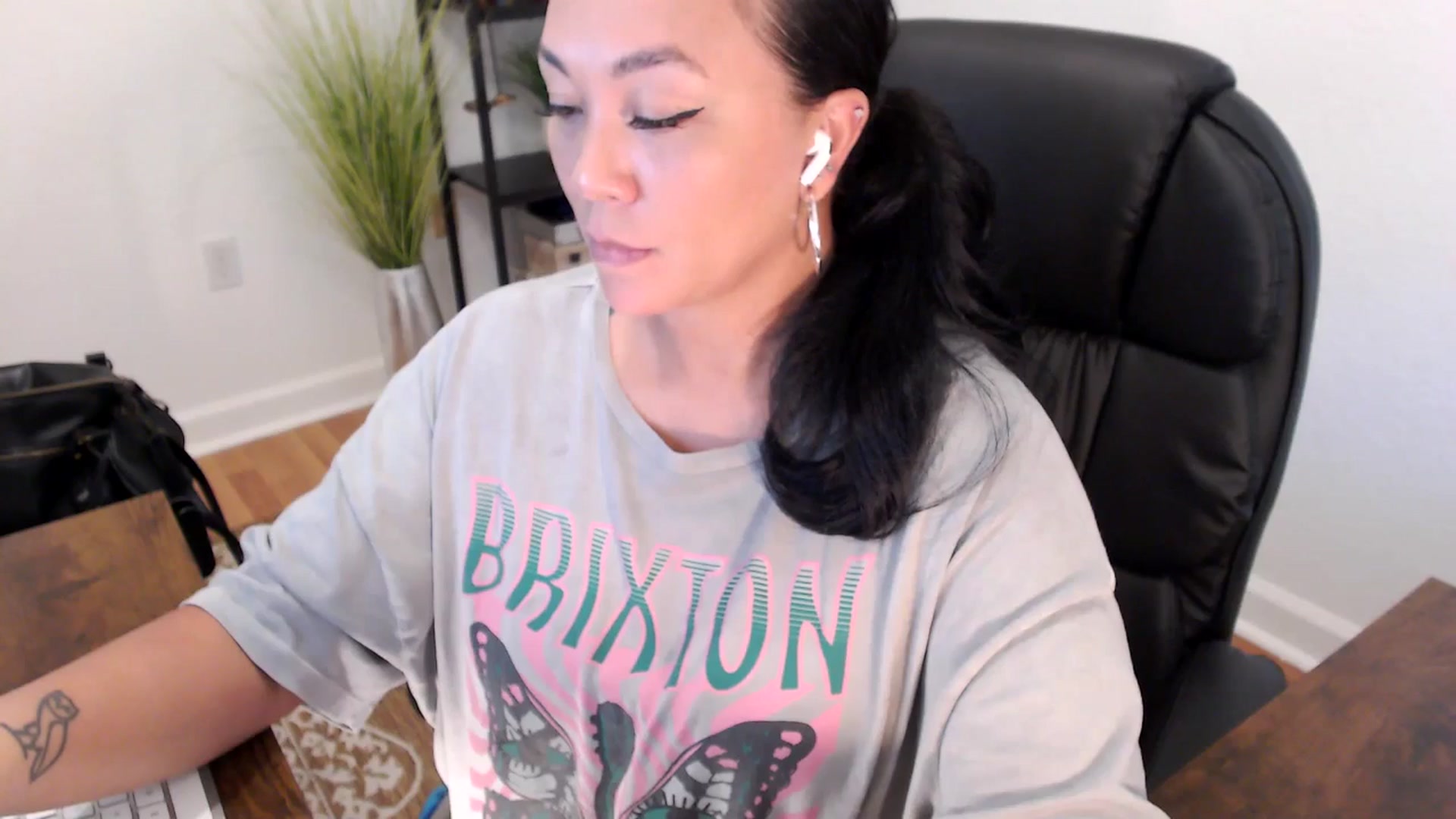 Gallery image thumbnail from MickaylaStar's myfreecams stream on, 05/15/2025, 19:01 image 16 of 20