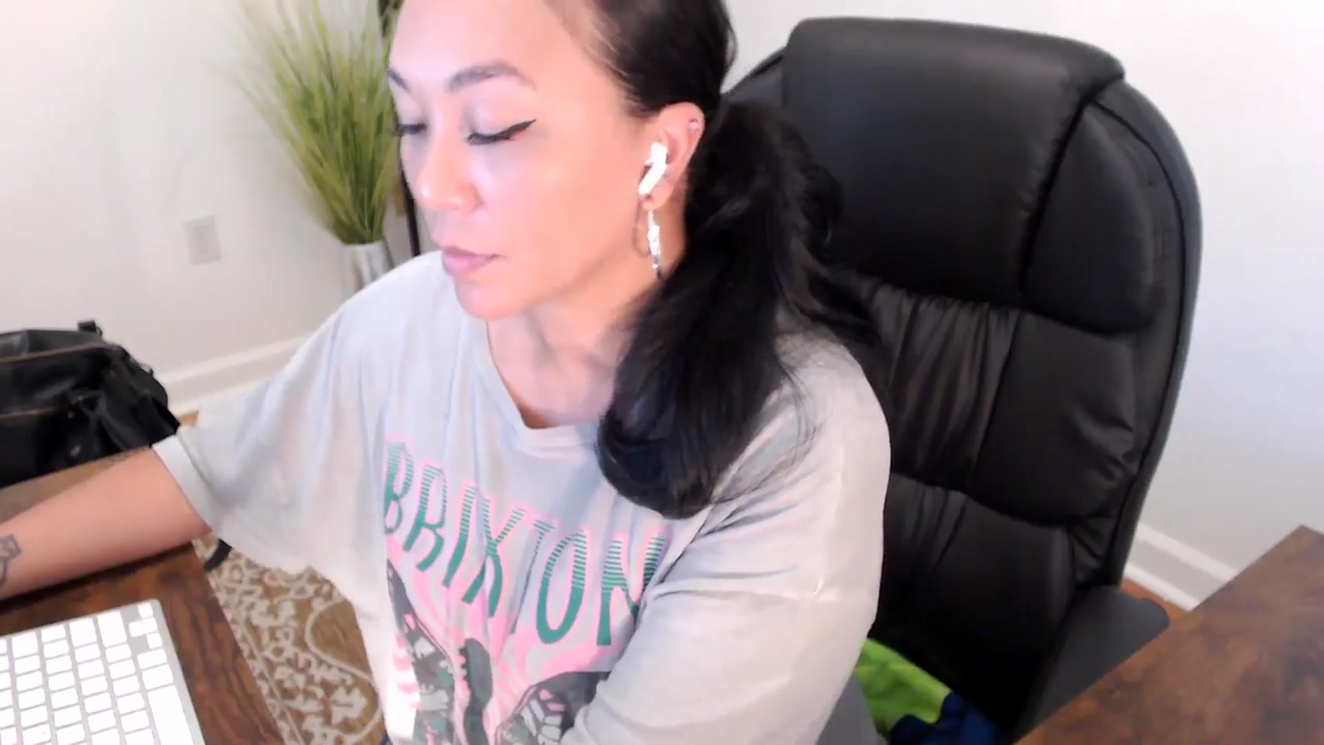 Gallery image thumbnail from MickaylaStar's myfreecams stream on, 05/15/2025, 19:01 image 11 of 20