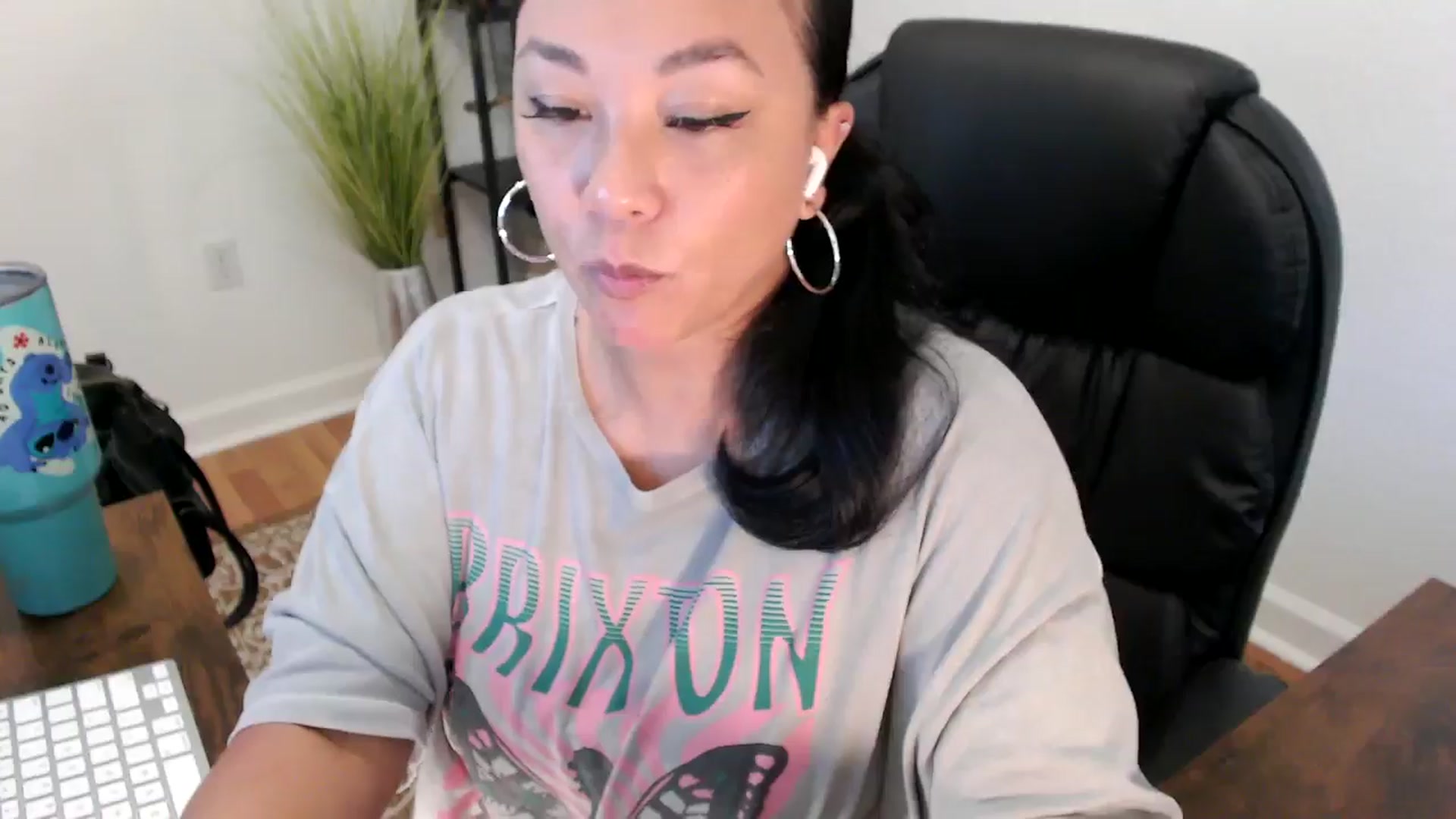 Gallery image thumbnail from MickaylaStar's myfreecams stream on, 05/15/2025, 19:01 image 3 of 20
