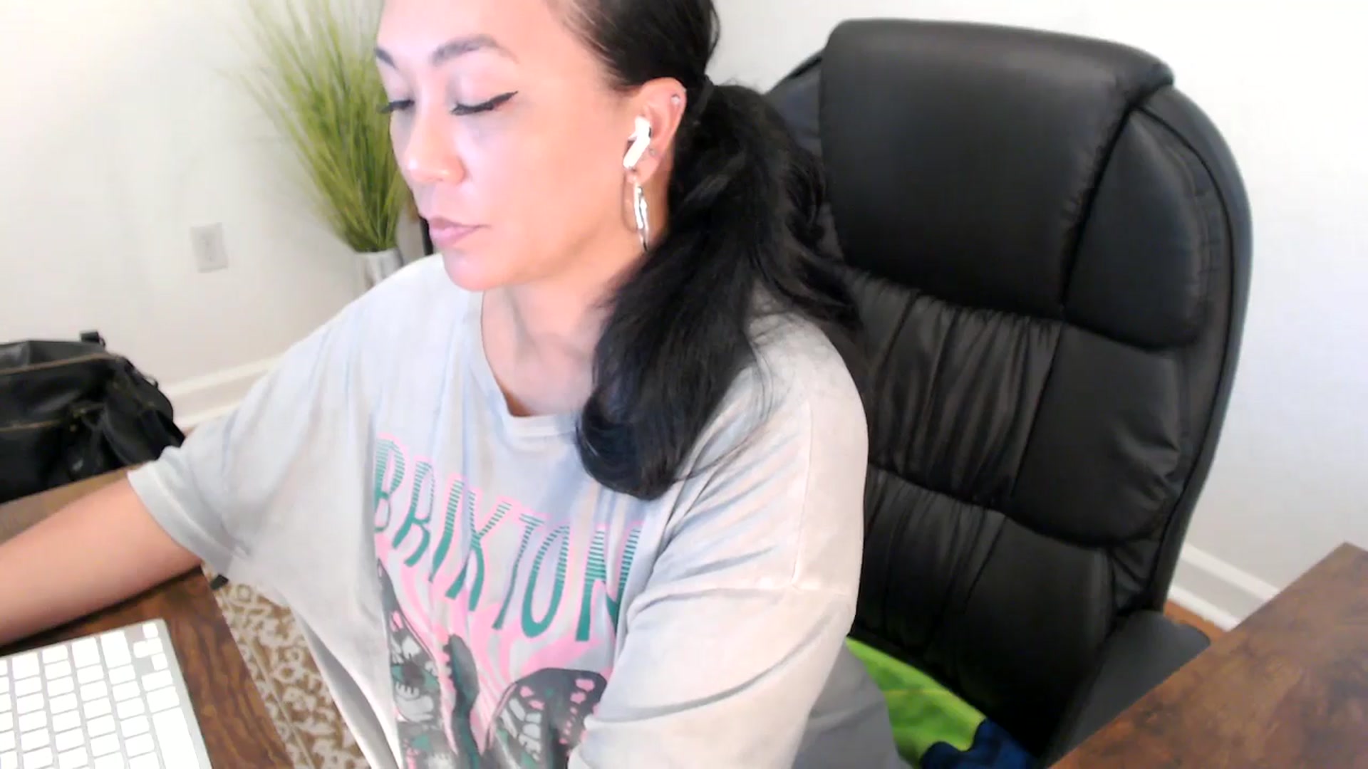 Gallery image thumbnail from MickaylaStar's myfreecams stream on, 05/15/2025, 19:01 image 10 of 20