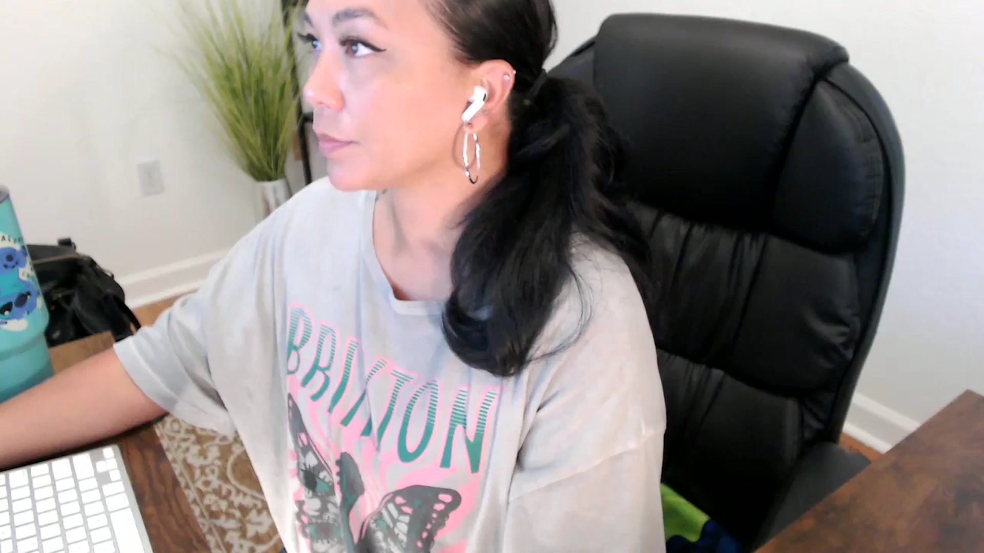 Gallery image thumbnail from MickaylaStar's myfreecams stream on, 05/15/2025, 19:01 image 7 of 20