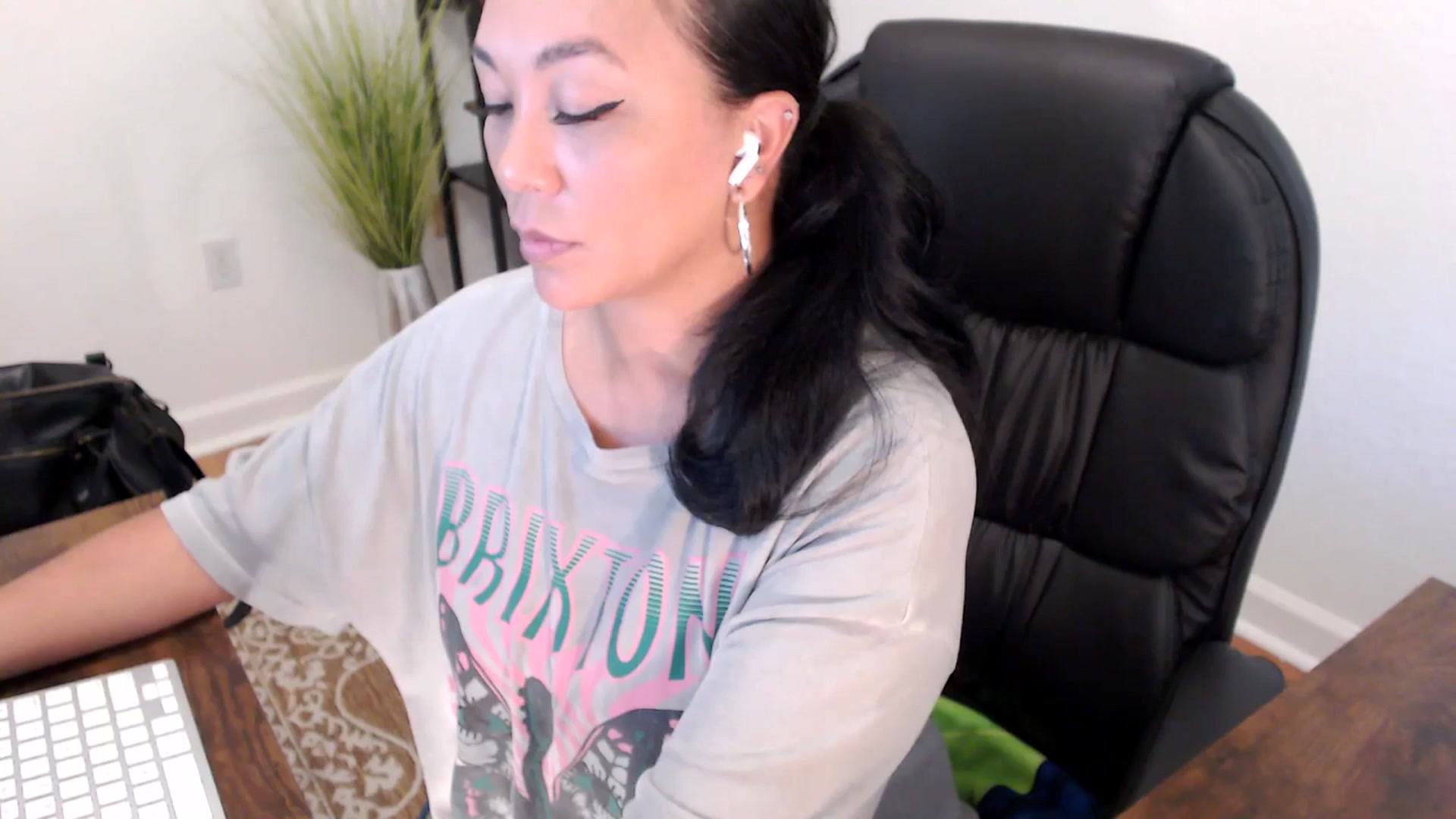 Gallery image thumbnail from MickaylaStar's myfreecams stream on, 05/15/2025, 19:01 image 12 of 20