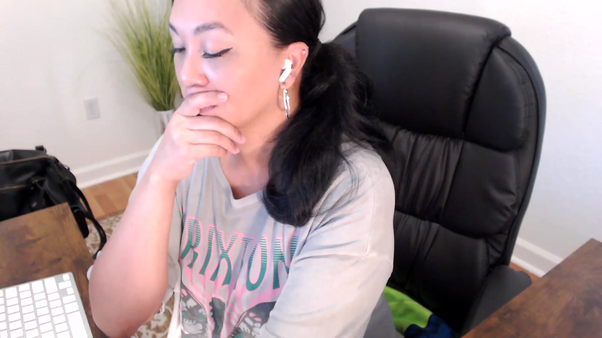 Gallery image thumbnail from MickaylaStar's myfreecams stream on, 05/15/2025, 19:01 image 13 of 20