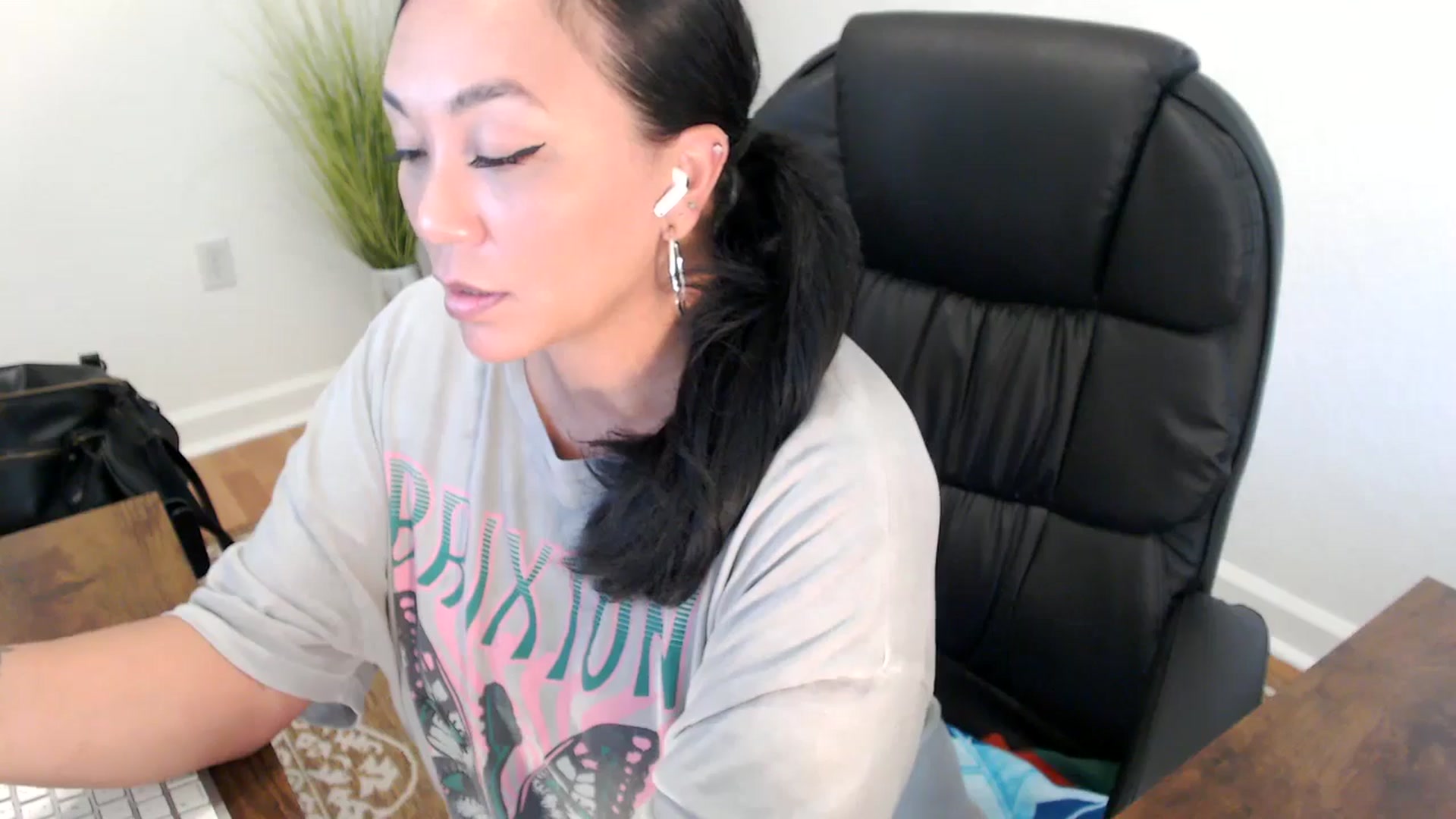 Gallery image thumbnail from MickaylaStar's myfreecams stream on, 05/15/2025, 20:11 image 14 of 20