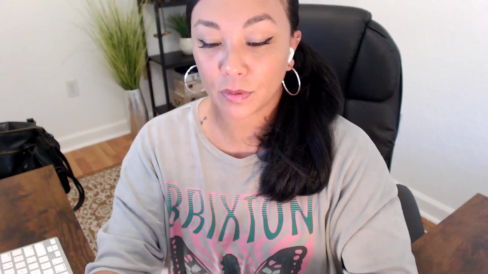 Gallery image thumbnail from MickaylaStar's myfreecams stream on, 05/15/2025, 20:11 image 18 of 20