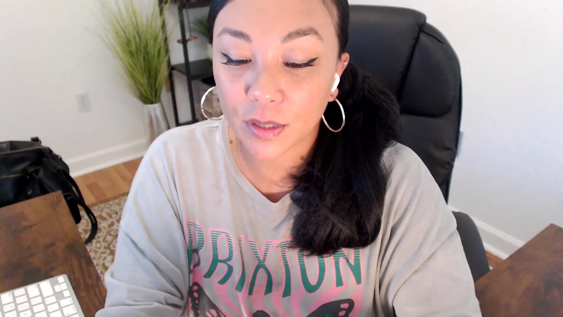 Gallery image thumbnail from MickaylaStar's myfreecams stream on, 05/15/2025, 20:11 image 17 of 20