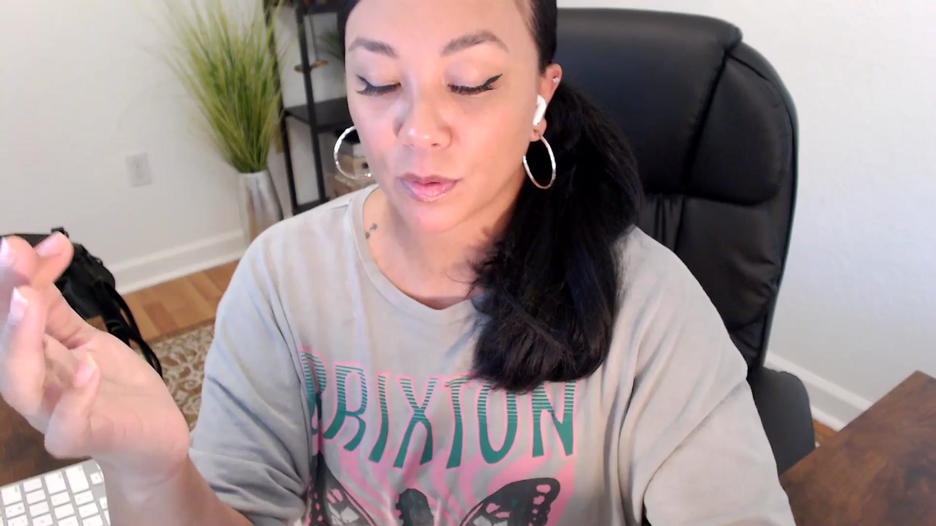 Gallery image thumbnail from MickaylaStar's myfreecams stream on, 05/15/2025, 20:11 image 19 of 20