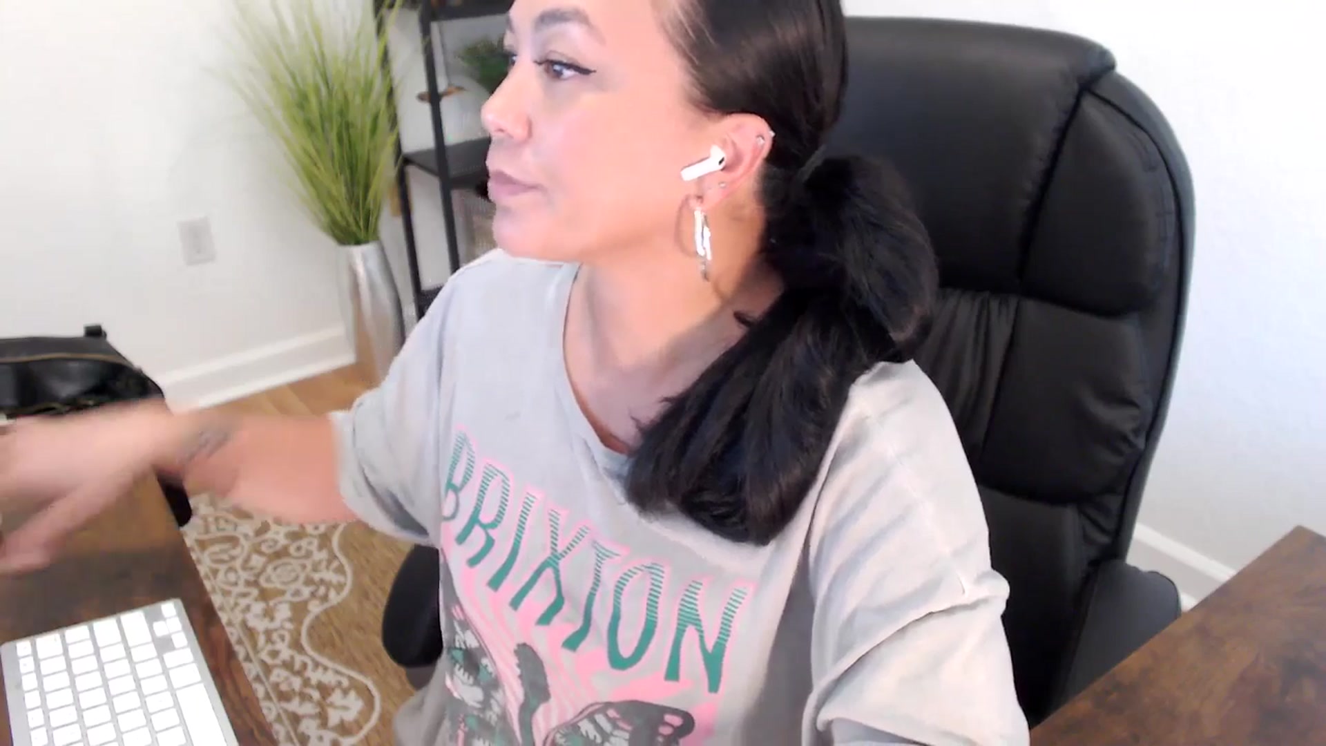 Gallery image thumbnail from MickaylaStar's myfreecams stream on, 05/15/2025, 21:33 image 15 of 20
