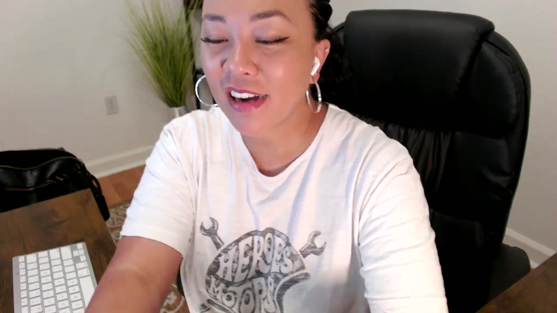 Gallery image thumbnail from MickaylaStar's myfreecams stream on, 05/19/2025, 15:01 image 10 of 20