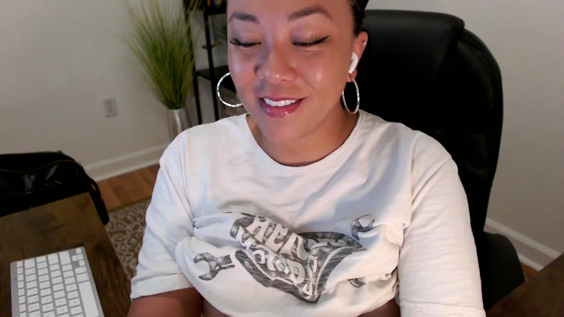 Gallery image thumbnail from MickaylaStar's myfreecams stream on, 05/19/2025, 15:01 image 2 of 20