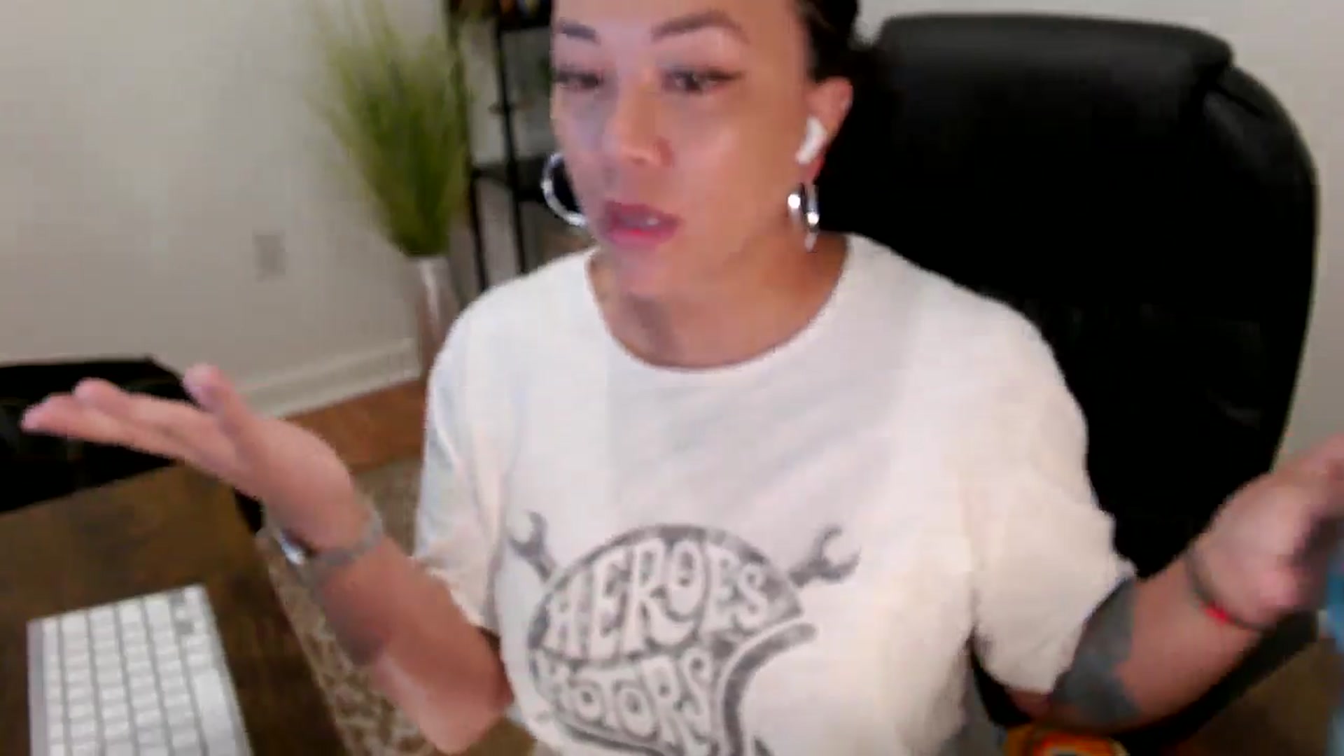 Gallery image thumbnail from MickaylaStar's myfreecams stream on, 05/19/2025, 15:01 image 17 of 20