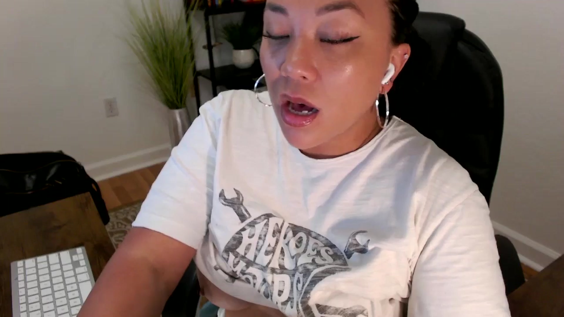 Gallery image thumbnail from MickaylaStar's myfreecams stream on, 05/19/2025, 15:01 image 4 of 20