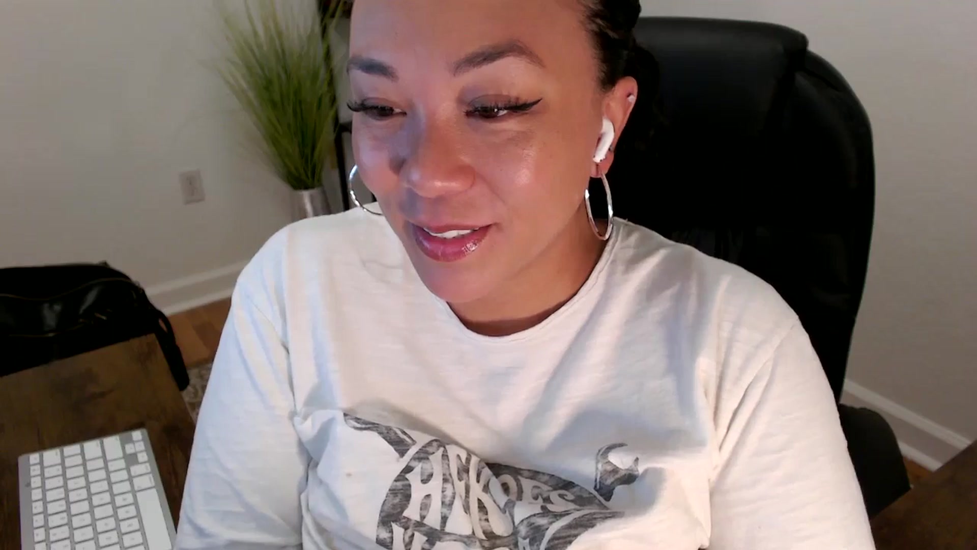 Gallery image thumbnail from MickaylaStar's myfreecams stream on, 05/19/2025, 15:01 image 3 of 20