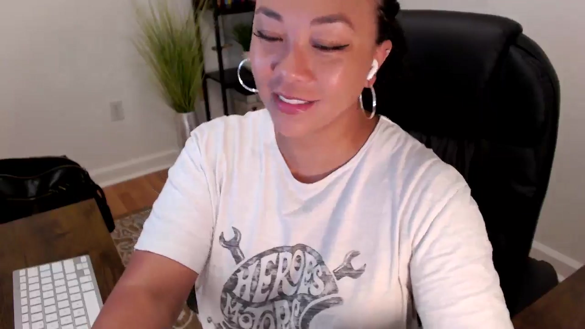 Gallery image thumbnail from MickaylaStar's myfreecams stream on, 05/19/2025, 15:01 image 8 of 20